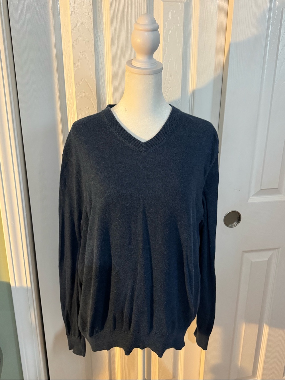 V-Neck Sweater in Dark Navy Blue